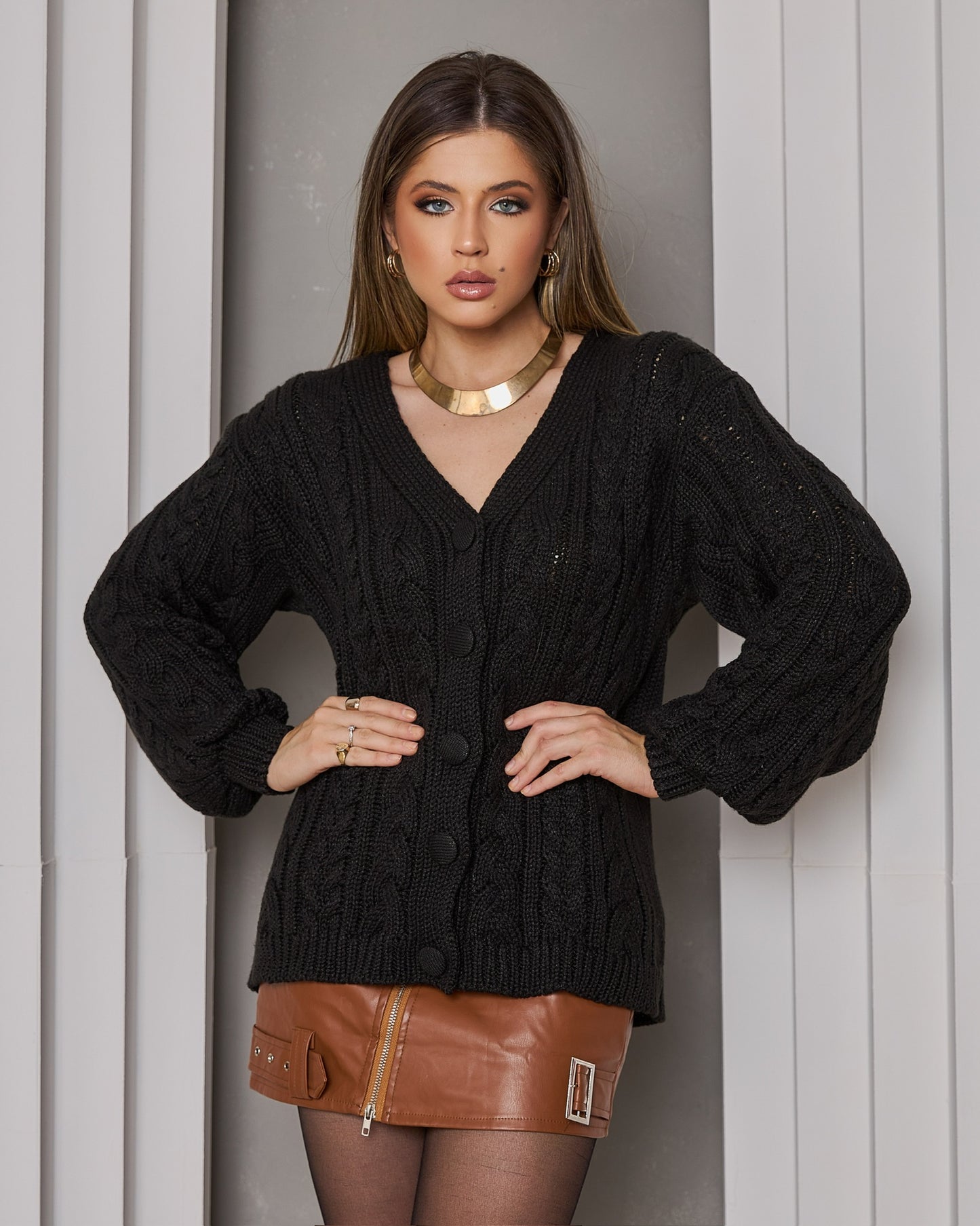 Suéter feminino de malha com decote em V e botões, preto